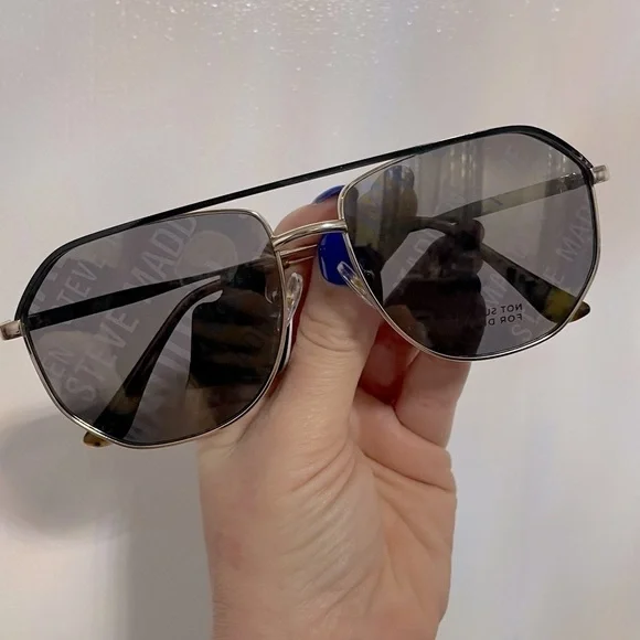 Steve Madden sliver black Mirrored Logo Print Aviators Sunglasses - Picture 1 of 9